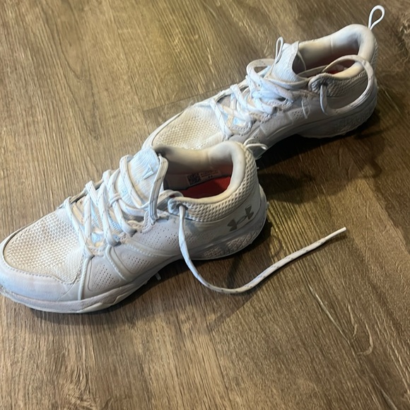 White US 5.5 under Armour glory turf shoes - Picture 3 of 5